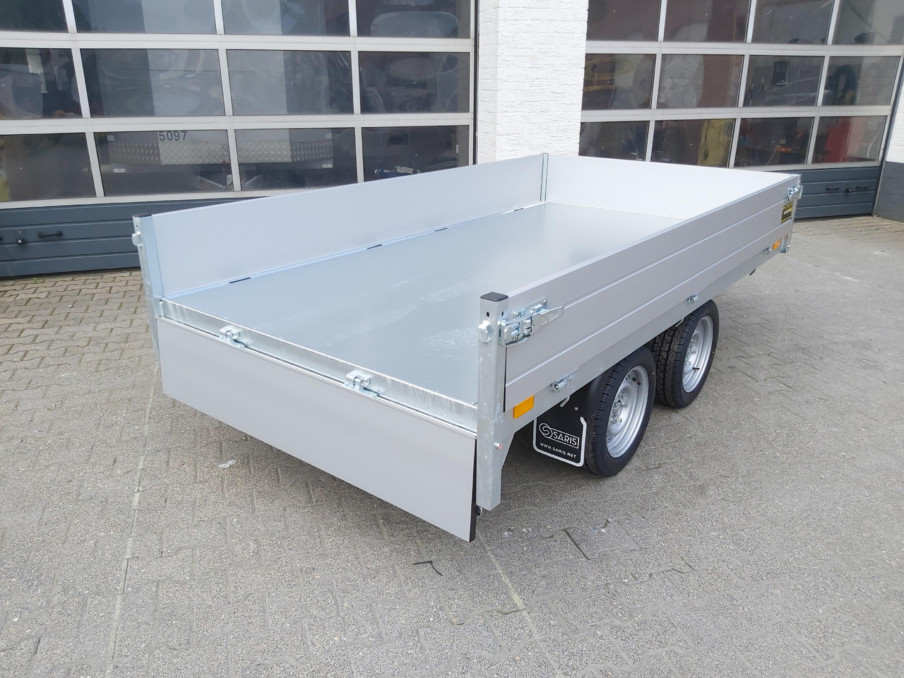 Saris Kipper K1 276 150 2700 2 276x150x30cm silver Handpumpe 13" (S) 2700kg Januar Aktion - Tipper trailer: picture 5 Saris Kipper K1 276 150 2700 2 276x150x30cm silver Handpumpe 13" (S) 2700kg Januar Aktion - Tipper trailer: picture 5