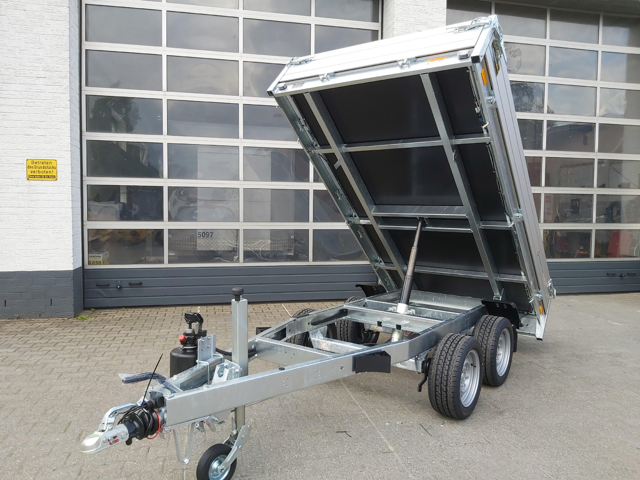 Saris Kipper K1 276 150 2700 2 276x150x30cm silver Handpumpe 13" (S) 2700kg Januar Aktion - Tipper trailer: picture 2 Saris Kipper K1 276 150 2700 2 276x150x30cm silver Handpumpe 13" (S) 2700kg Januar Aktion - Tipper trailer: picture 2
