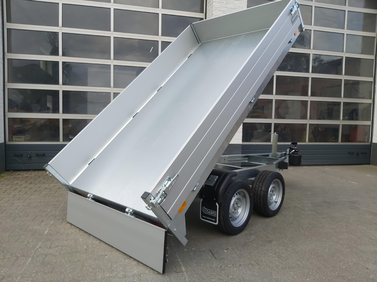 Saris Kipper K1 276 150 2700 2 276x150x30cm silver Handpumpe 13" (S) 2700kg Januar Aktion - Tipper trailer: picture 3 Saris Kipper K1 276 150 2700 2 276x150x30cm silver Handpumpe 13" (S) 2700kg Januar Aktion - Tipper trailer: picture 3