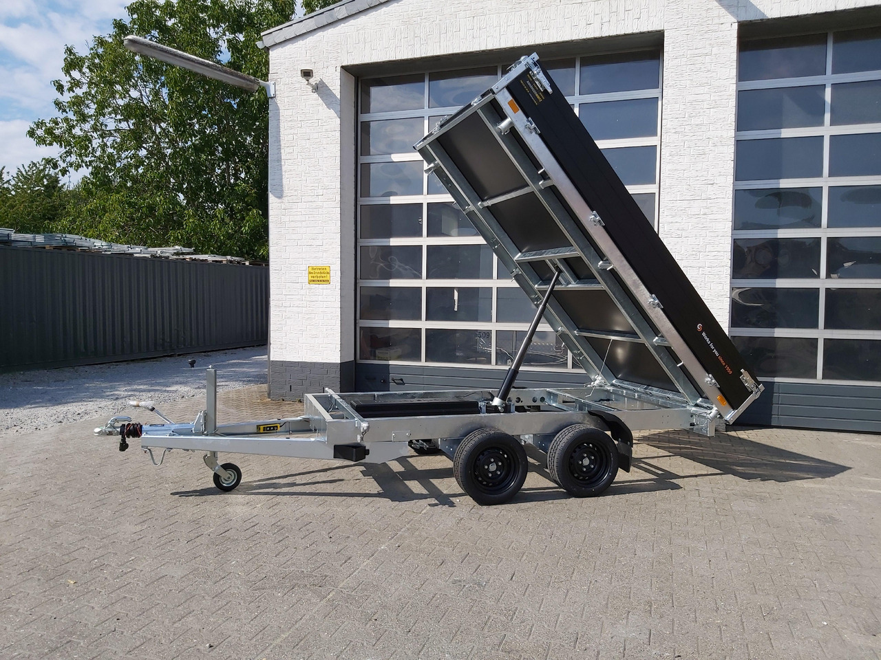 Saris Kipper K3 306 184 2700 2 E 306x184x30cm black Edition Elektro 13" 2700kg Januar Aktion - Tipper trailer: picture 1 Saris Kipper K3 306 184 2700 2 E 306x184x30cm black Edition Elektro 13" 2700kg Januar Aktion - Tipper trailer: picture 1