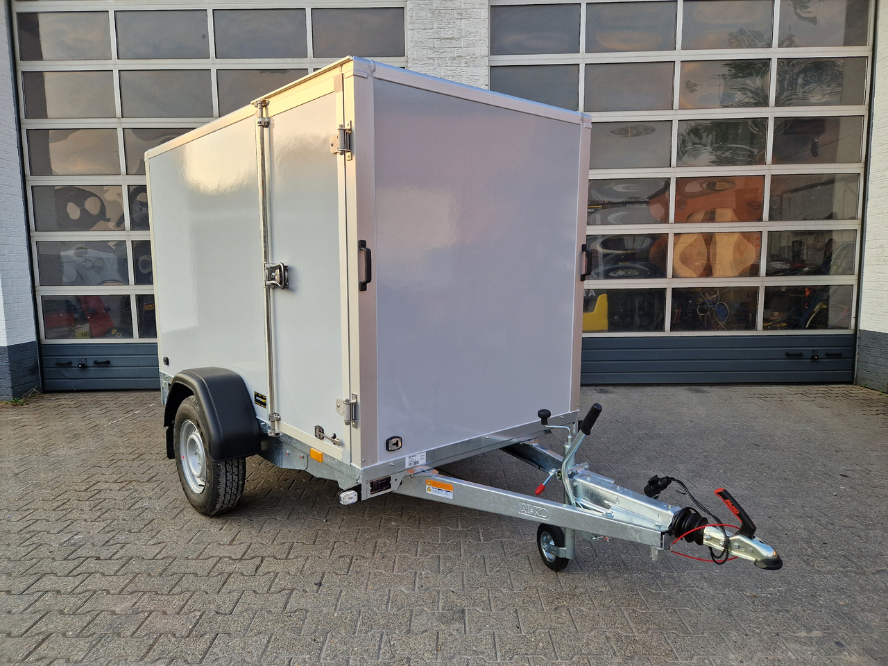 Saris Koffer GO 256 134 1350 1 GFK grau Seitentür (S) 1300kg Modell 2024 - Closed box trailer: picture 4 Saris Koffer GO 256 134 1350 1 GFK grau Seitentür (S) 1300kg Modell 2024 - Closed box trailer: picture 4