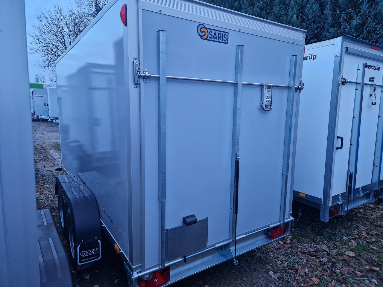 Saris Koffer GO 356 169 180 2700 2 356x169x180cm grau GFK Heckrampe (L) 2700kg - Closed box trailer: picture 2 Saris Koffer GO 356 169 180 2700 2 356x169x180cm grau GFK Heckrampe (L) 2700kg - Closed box trailer: picture 2