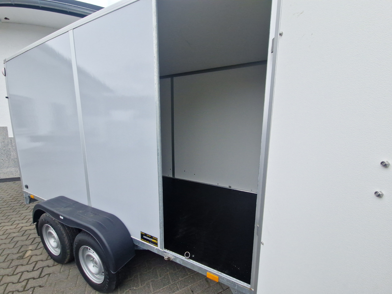 Saris Koffer GO 356 169 200 2700 2 356x169x200cm Hecktüren Seitentür grau GFK (L) 2700kg - Closed box trailer: picture 3 Saris Koffer GO 356 169 200 2700 2 356x169x200cm Hecktüren Seitentür grau GFK (L) 2700kg - Closed box trailer: picture 3