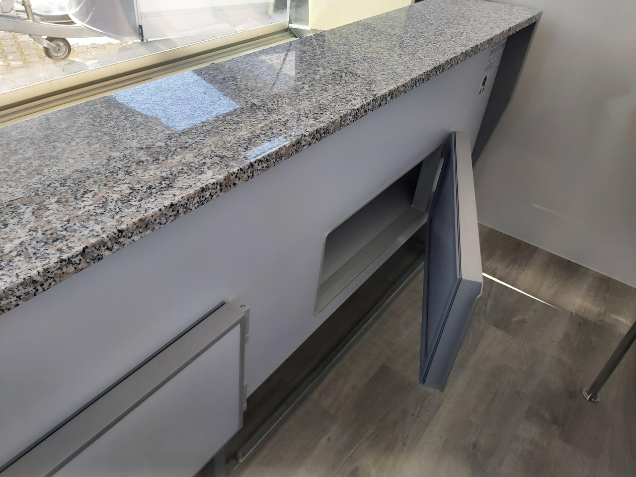 Vending trailer Verkaufsanhänger VK P 360 200 aero 360cm Verkaufsklappe Kühlthekenausstattung Profi L 1300kg: picture 9