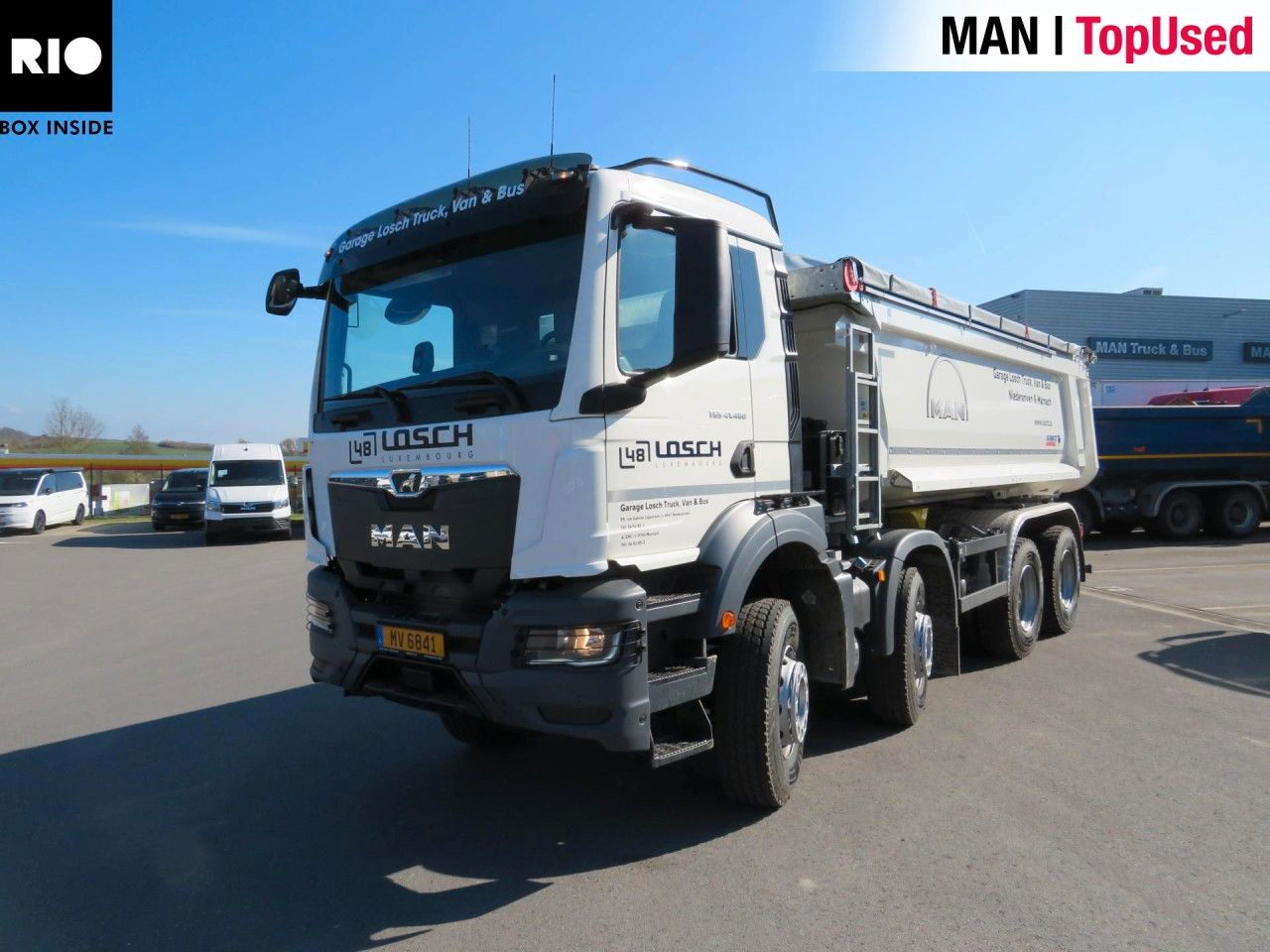 Skip loader truck MAN TGS 41.480 8x4 BB CH Schmitz Muldenkipper: picture 1