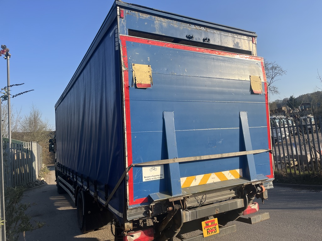 Scania P230 4x2 Curtain side - Curtainsider truck: picture 4 Scania P230 4x2 Curtain side - Curtainsider truck: picture 4