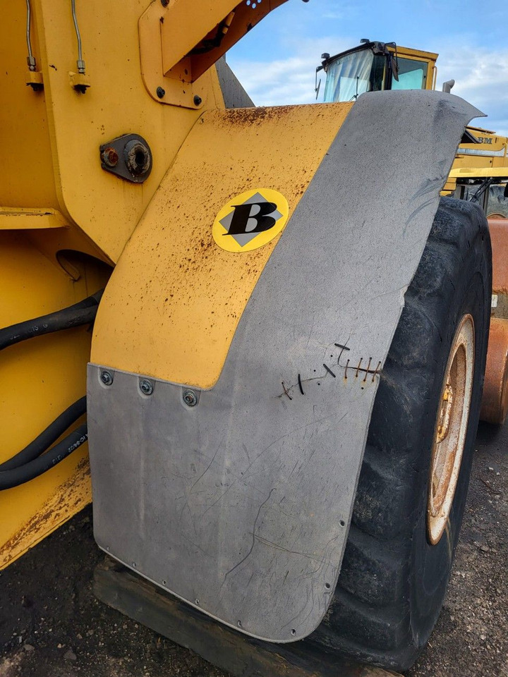 Volvo right front mudguard - Spare parts for Wheel loader: picture 1 Volvo right front mudguard - Spare parts for Wheel loader: picture 1