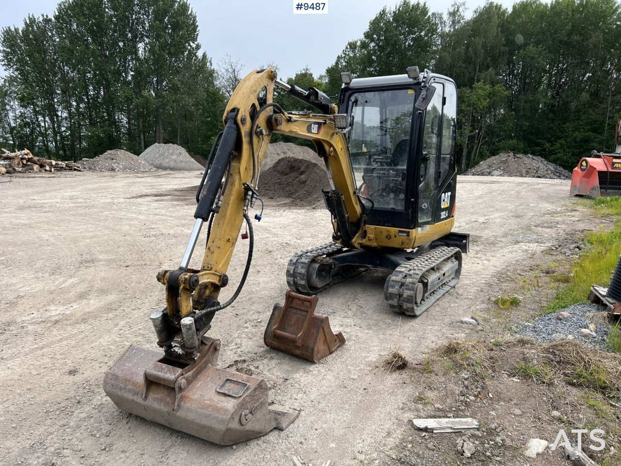 CAT 302,4D Mini excavator with attachments - Mini excavator: picture 1 CAT 302,4D Mini excavator with attachments - Mini excavator: picture 1