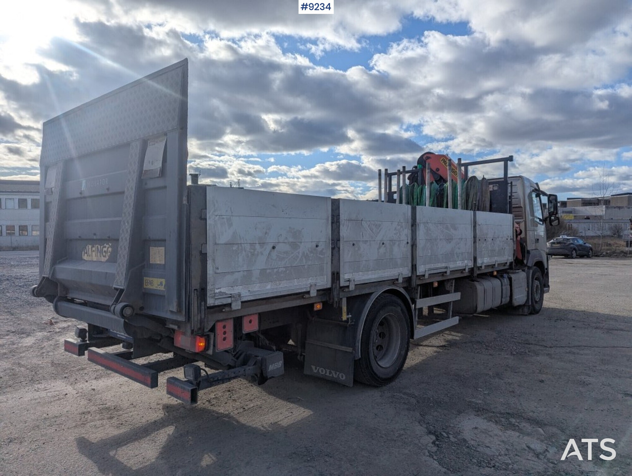 Dropside/ Flatbed truck, Crane truck Crane Truck Volvo FM 330 4X2 with tail lift: picture 17