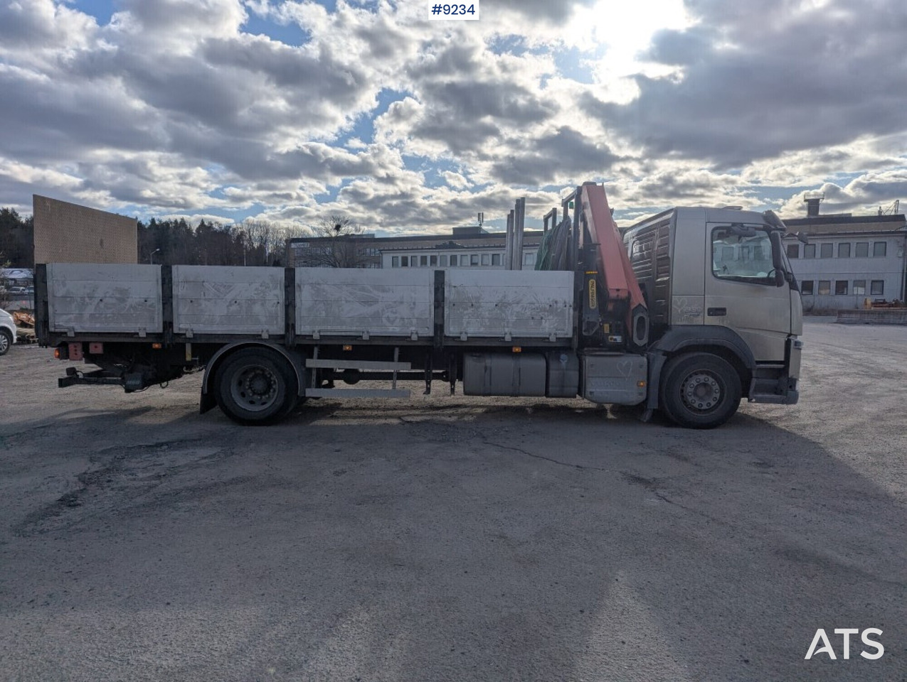 Dropside/ Flatbed truck, Crane truck Crane Truck Volvo FM 330 4X2 with tail lift: picture 18