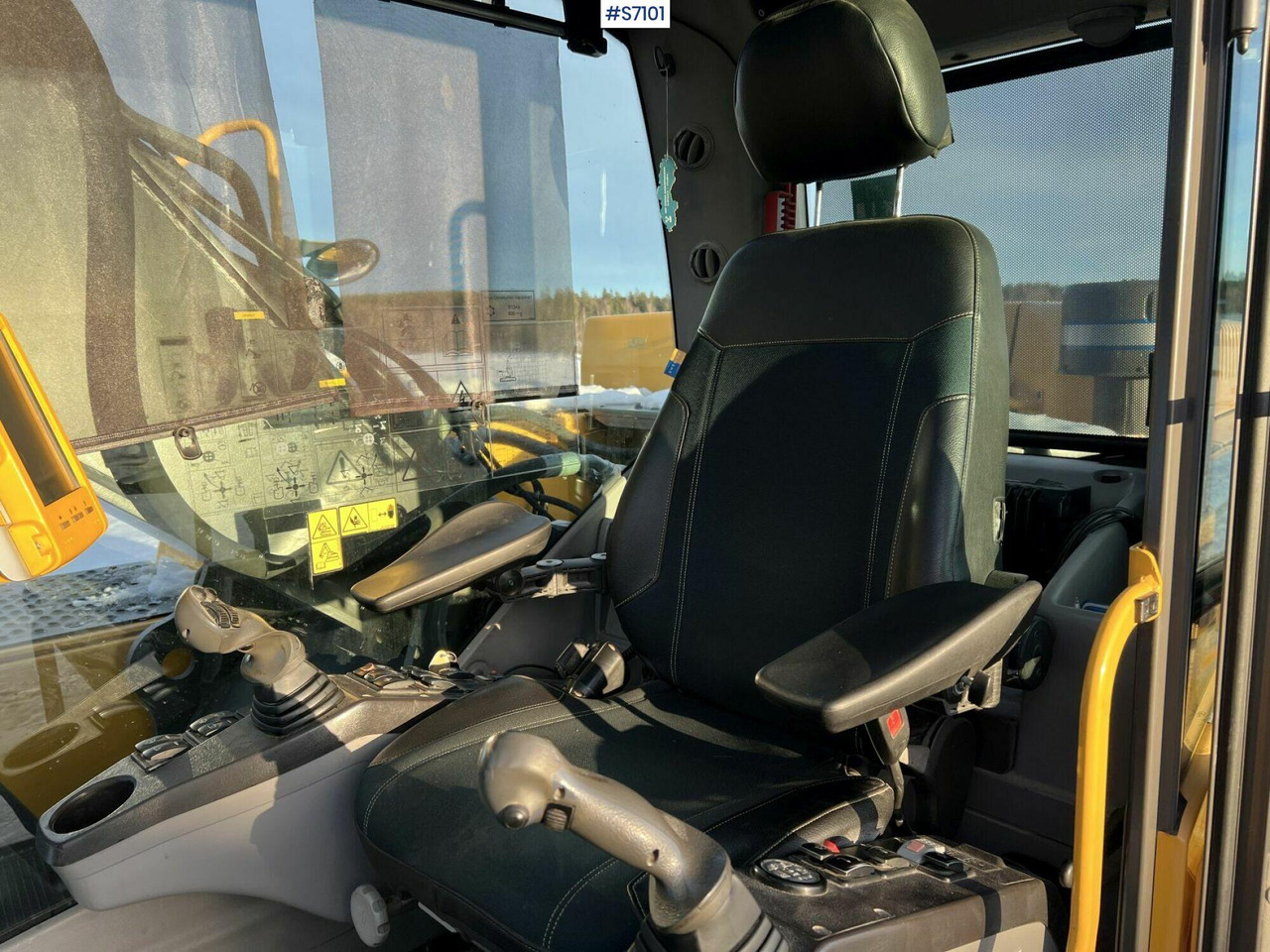 Excavator Volvo EC250DL - Crawler excavator: picture 4 Excavator Volvo EC250DL - Crawler excavator: picture 4