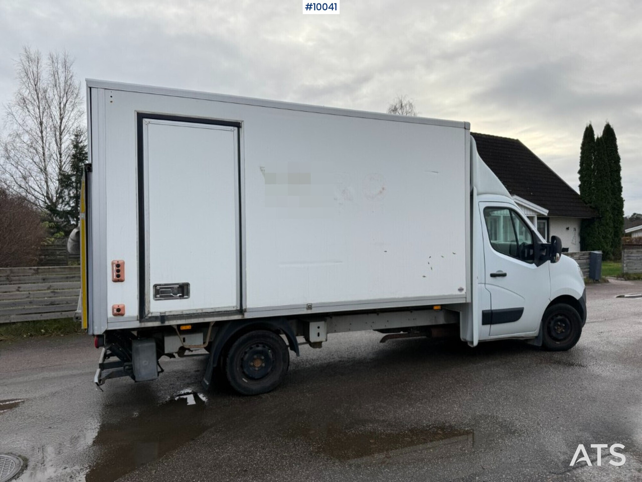Nissan NV 400 with tail lift - Box van: picture 2 Nissan NV 400 with tail lift - Box van: picture 2