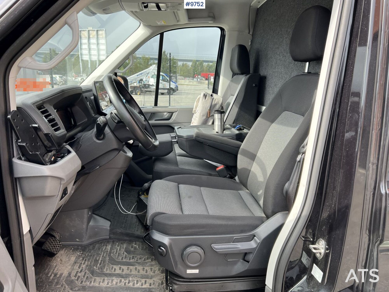 Volkswagen Crafter with tail lift - Box van: picture 3 Volkswagen Crafter with tail lift - Box van: picture 3