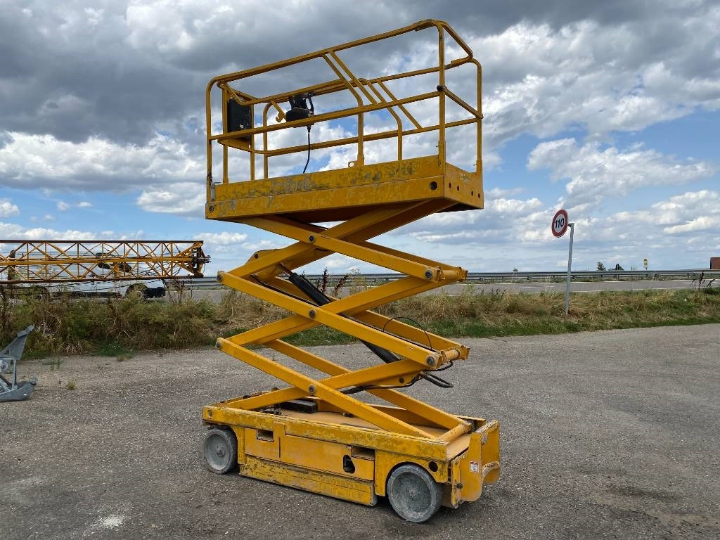 Haulotte Compact 8 - Scissor lift: picture 3 Haulotte Compact 8 - Scissor lift: picture 3