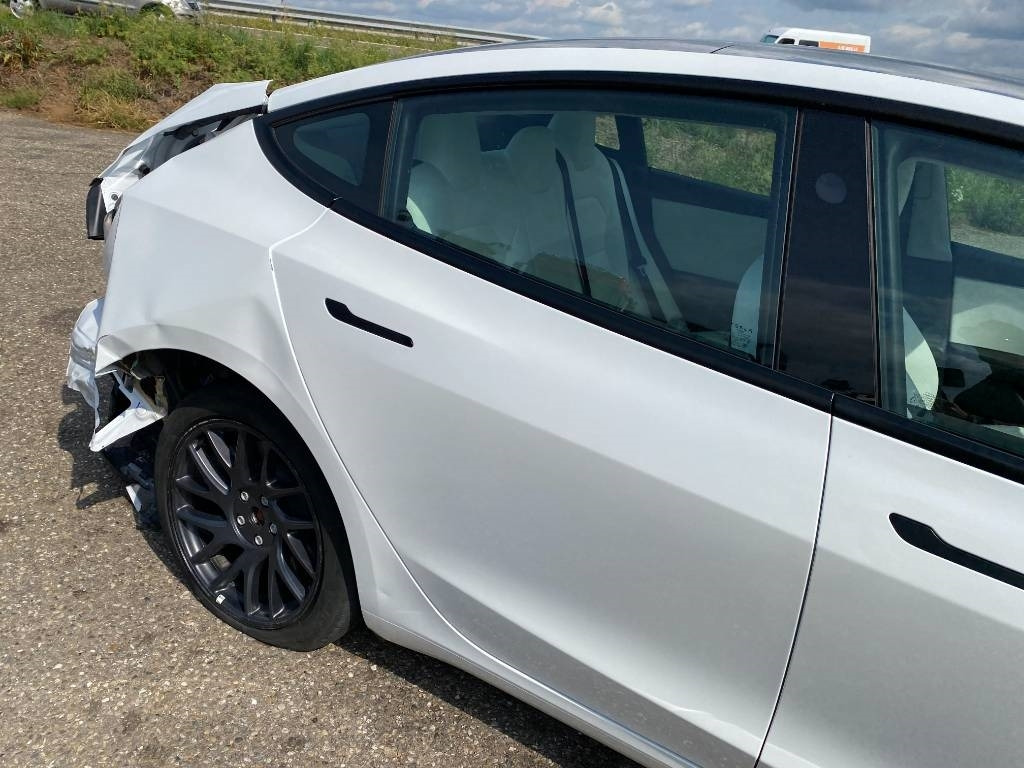 Car Tesla MODEL 3 5YJ3 Carte Grise Française endommagée: picture 42