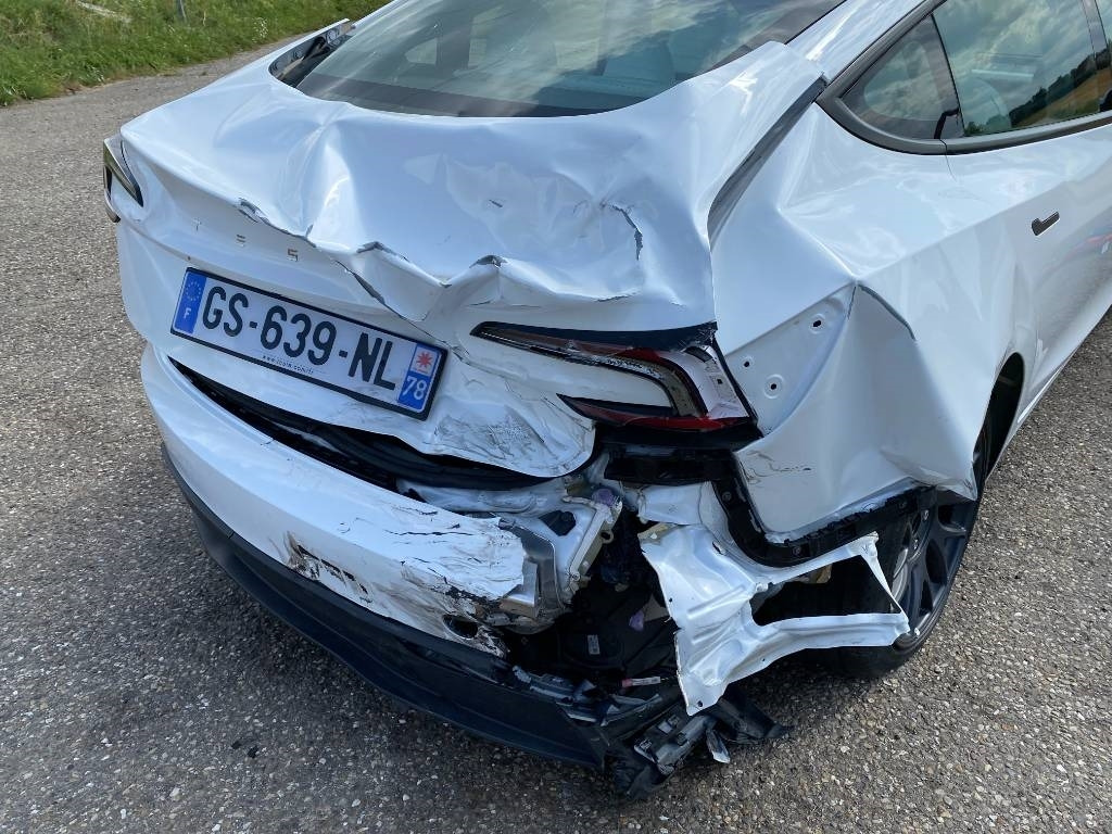 Car Tesla MODEL 3 5YJ3 Carte Grise Française endommagée: picture 9