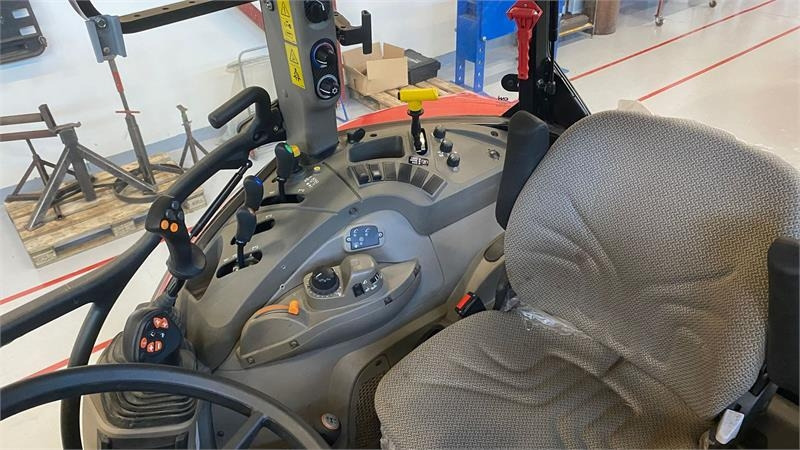 Case IH Farmall 100C - Farm tractor: picture 5 Case IH Farmall 100C - Farm tractor: picture 5