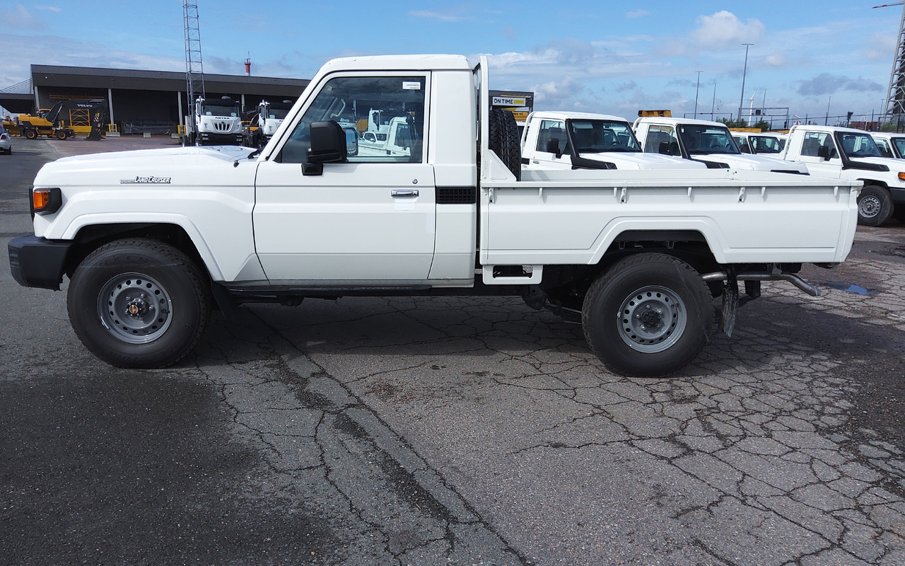 Toyota Land cruiser 79 hzj 79 single cab 4.2L Diesel Manual FACELIFT DIFF LOCK+FREEWHEEL HUB - Pickup truck: picture 5 Toyota Land cruiser 79 hzj 79 single cab 4.2L Diesel Manual FACELIFT DIFF LOCK+FREEWHEEL HUB - Pickup truck: picture 5