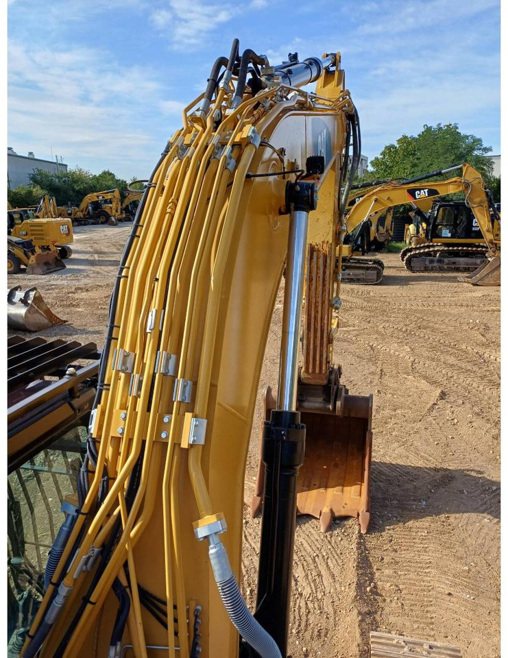 Crawler excavator CAT 326FLN: picture 26