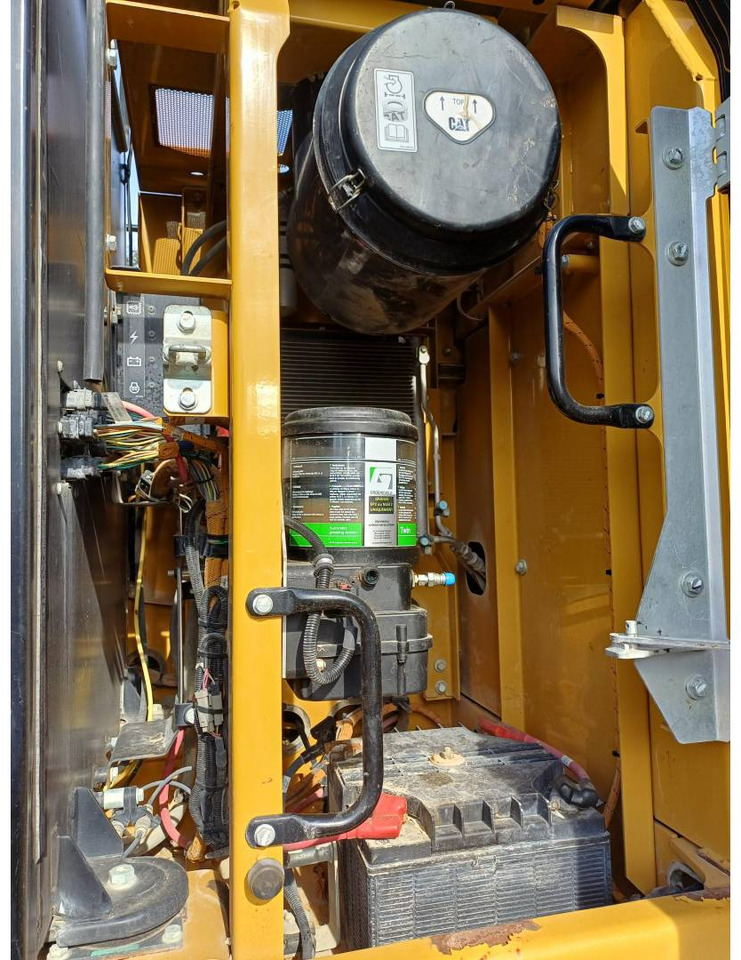 Crawler excavator CAT 326FLN: picture 15