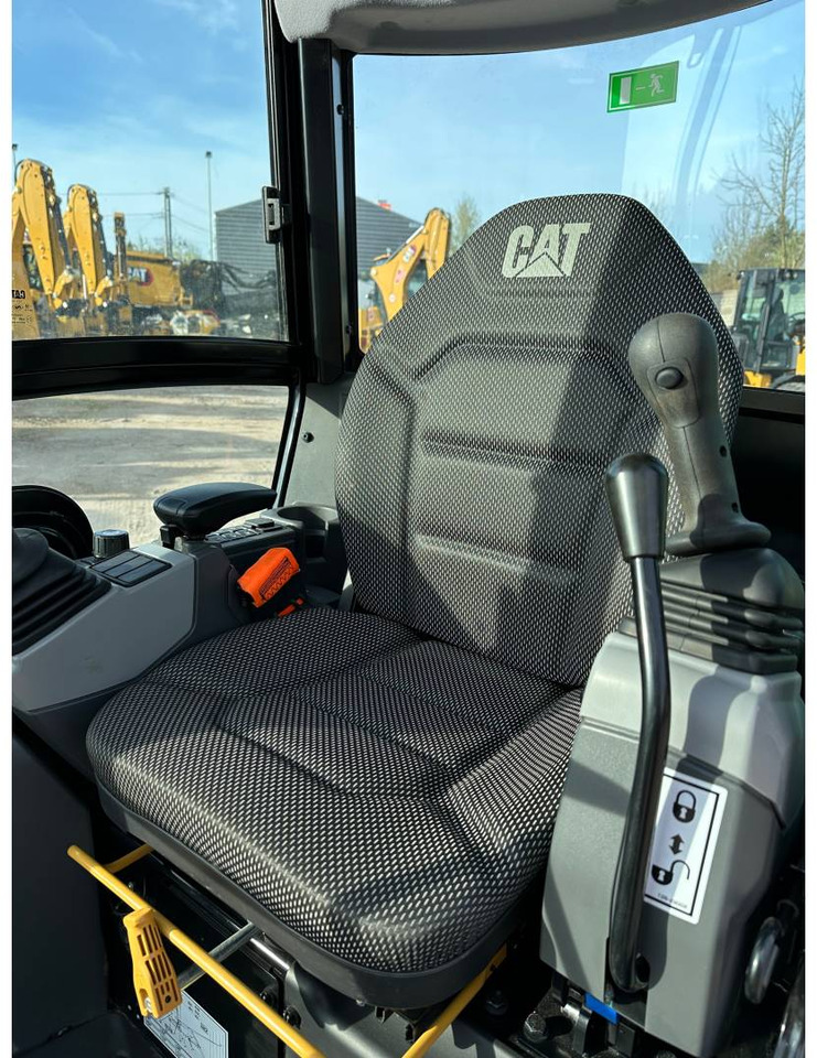 Crawler excavator CAT 302CR: picture 11