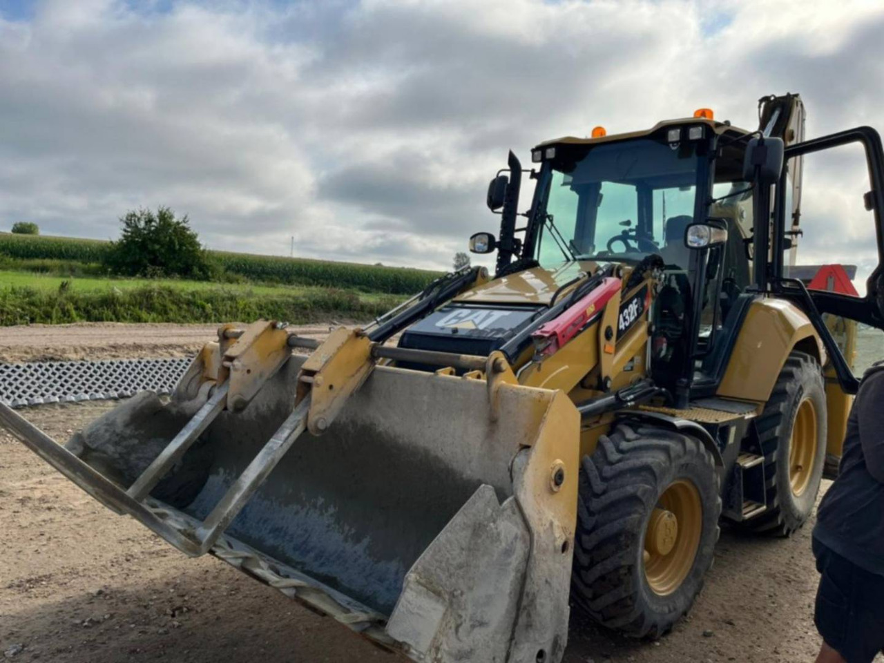 CAT 432F2 - Backhoe loader: picture 1 CAT 432F2 - Backhoe loader: picture 1