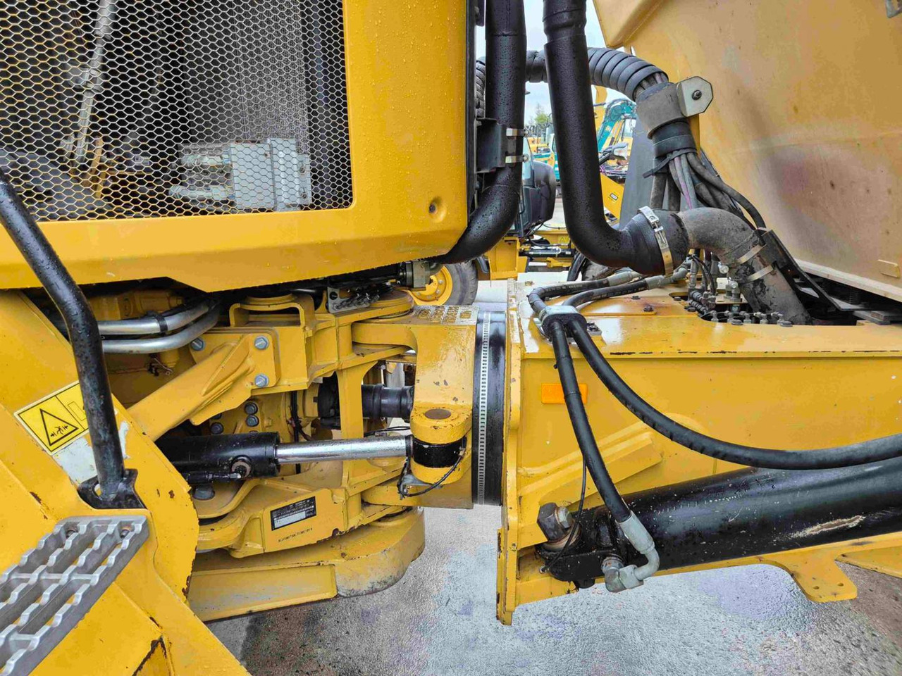 Articulated dumper CAT 730: picture 14