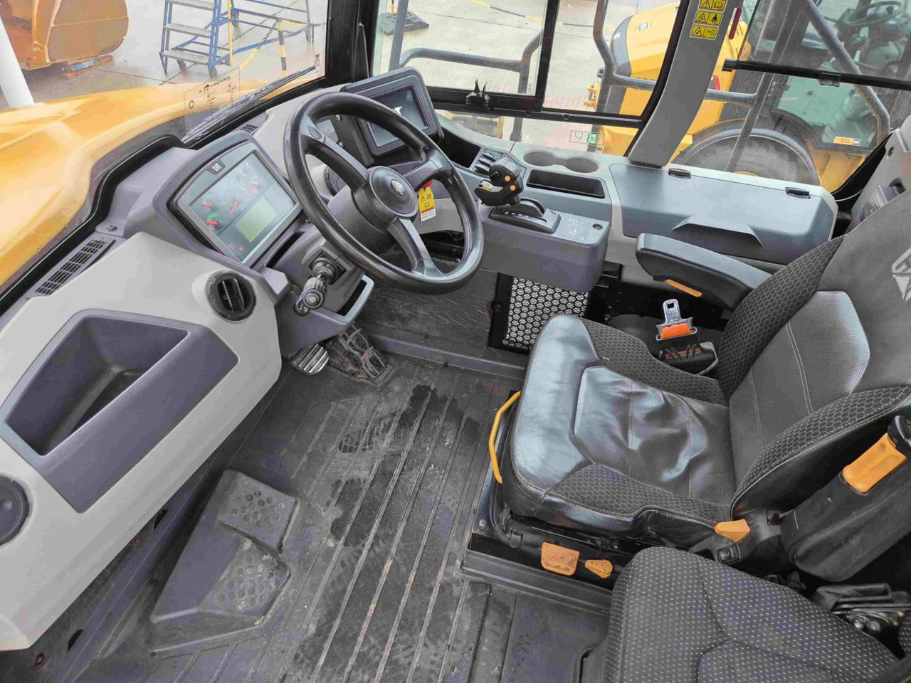 Articulated dumper CAT 730: picture 17