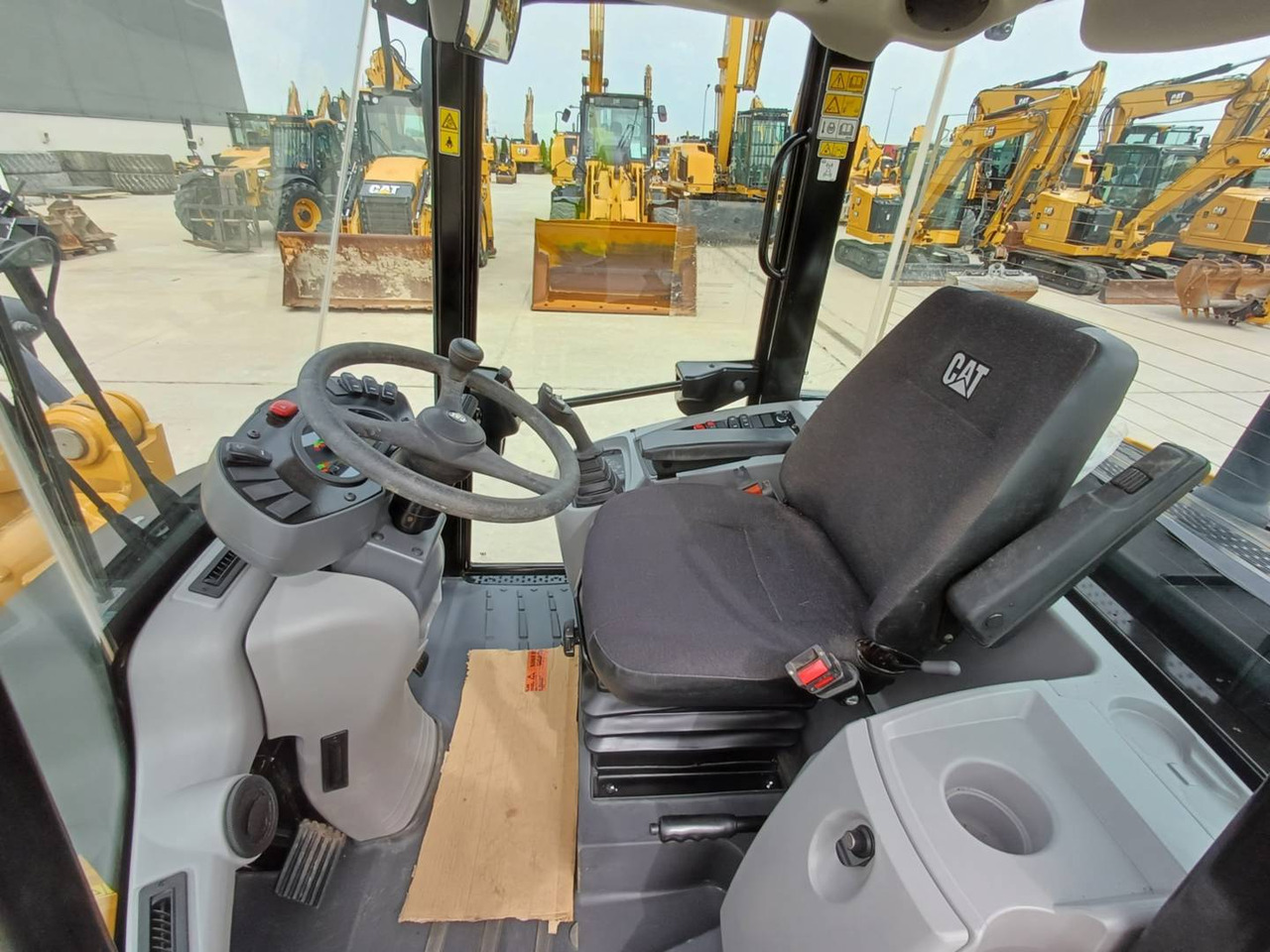 Wheel loader CAT 906M: picture 25