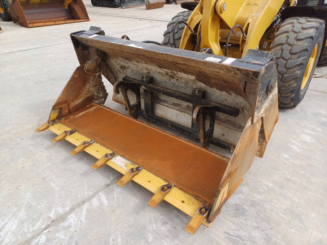 Wheel loader CAT 906M: picture 15