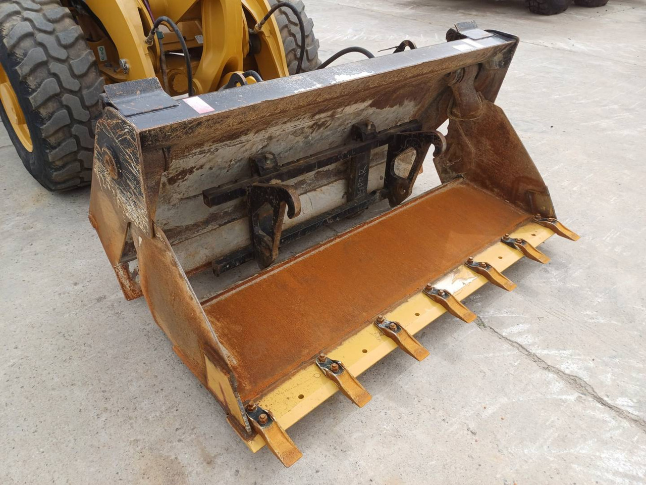 Wheel loader CAT 906M: picture 17