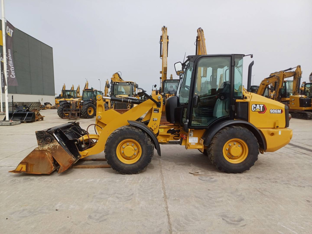 Wheel loader CAT 906M: picture 11