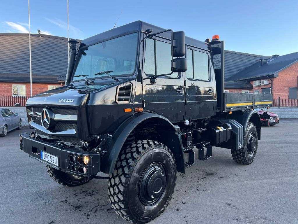 Dropside/ Flatbed truck, Crane truck Mercedes-Benz Unimog: picture 1