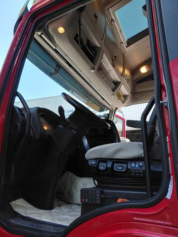 Curtainsider truck Iveco 260S42 Stralis, 6x2, Retarder, Euro 6, 7.80m box: picture 15 Curtainsider truck Iveco 260S42 Stralis, 6x2, Retarder, Euro 6, 7.80m box: picture 15