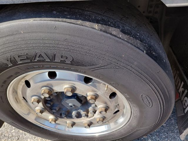 Curtainsider truck Iveco 260S42 Stralis, 6x2, Retarder, Euro 6, 7.80m box: picture 12 Curtainsider truck Iveco 260S42 Stralis, 6x2, Retarder, Euro 6, 7.80m box: picture 12