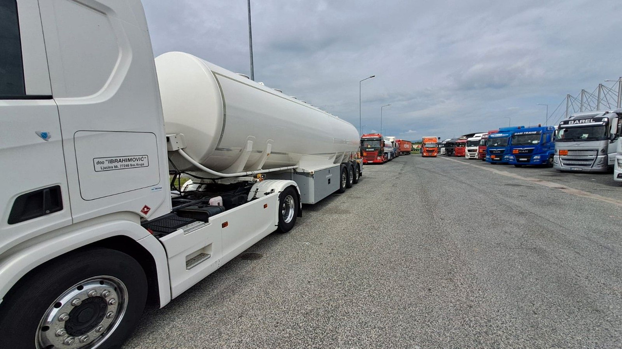 Schwarzmüller 4 Kammern, ADR, Treibstoff Fuel - Tank semi-trailer: picture 5 Schwarzmüller 4 Kammern, ADR, Treibstoff Fuel - Tank semi-trailer: picture 5