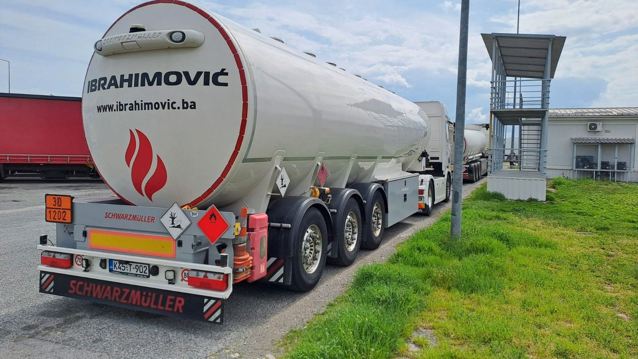 Schwarzmüller 4 Kammern, ADR, Treibstoff Fuel - Tank semi-trailer: picture 1 Schwarzmüller 4 Kammern, ADR, Treibstoff Fuel - Tank semi-trailer: picture 1