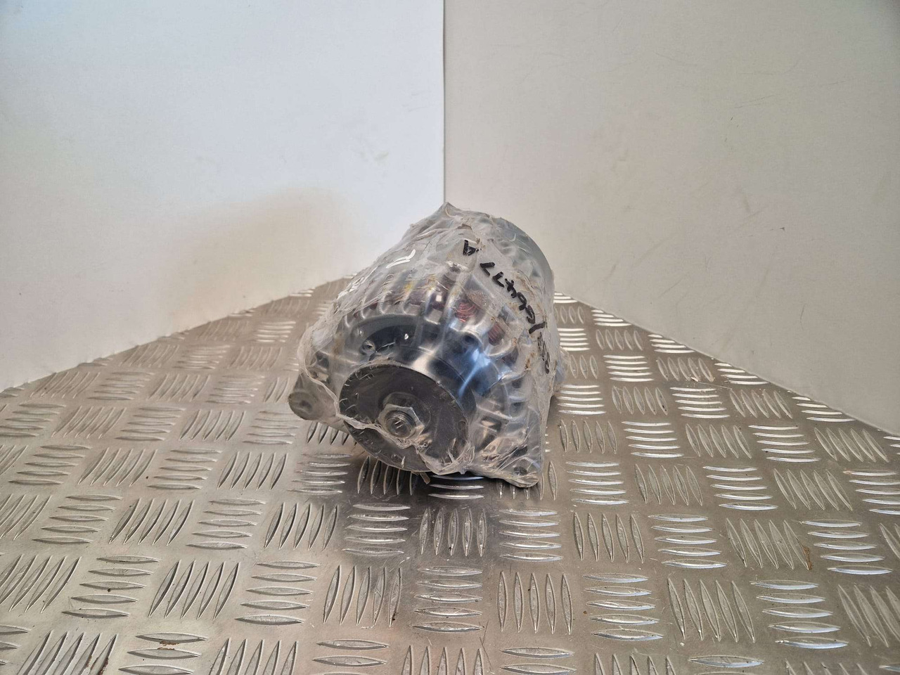 JCB Alternator 85amp 333/G6477 - Engine and parts for Construction machinery: picture 2 JCB Alternator 85amp 333/G6477 - Engine and parts for Construction machinery: picture 2