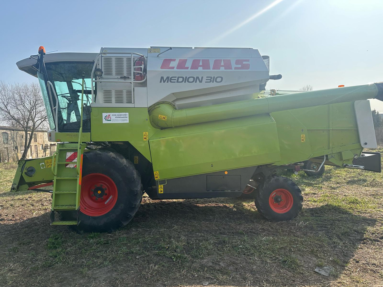 Claas Medion 310 z roku 2002. - Combine harvester: picture 1 Claas Medion 310 z roku 2002. - Combine harvester: picture 1