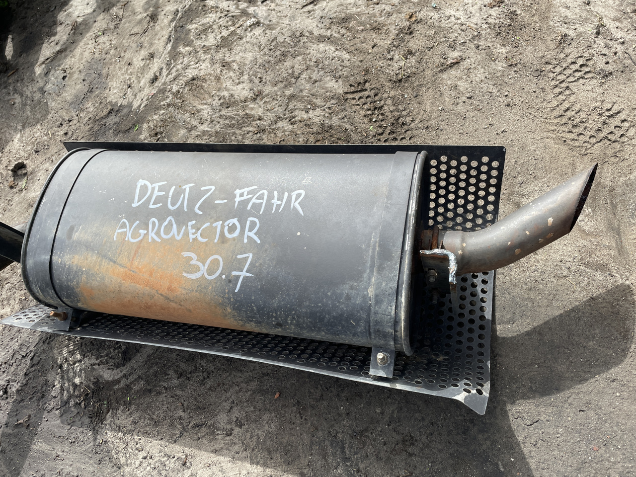 Deuzt-Fahr Agrovector 30.7 - tłumik tłumnik końćowy - Muffler for Agricultural machinery: picture 2 Deuzt-Fahr Agrovector 30.7 - tłumik tłumnik końćowy - Muffler for Agricultural machinery: picture 2