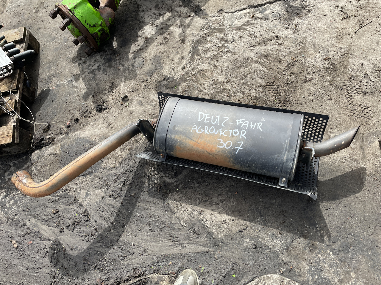 Deuzt-Fahr Agrovector 30.7 - tłumik tłumnik końćowy - Muffler for Agricultural machinery: picture 1 Deuzt-Fahr Agrovector 30.7 - tłumik tłumnik końćowy - Muffler for Agricultural machinery: picture 1