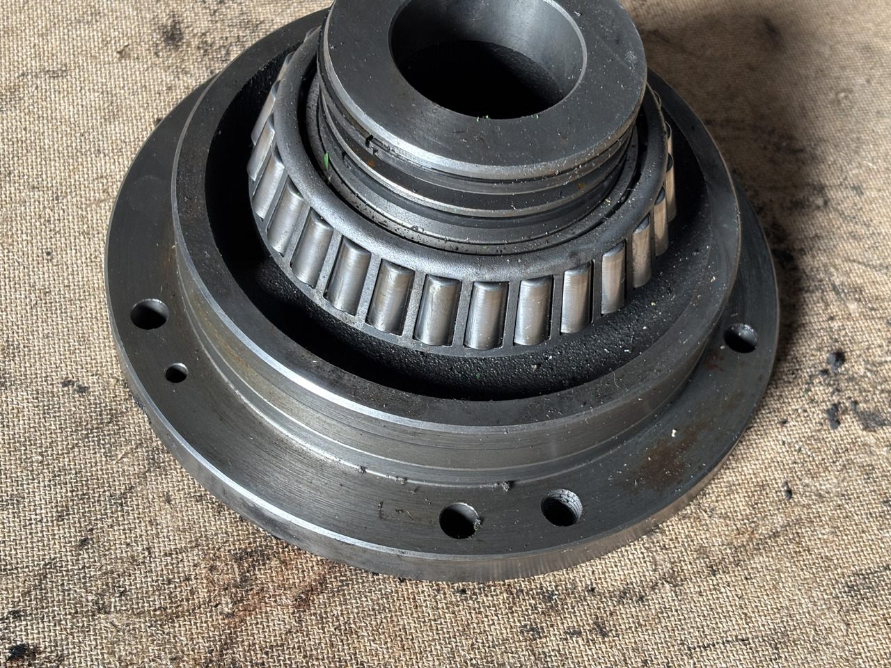 John Deere 6010 6110 6210 Pokrywa Łożyska Pierścień Łożysko L102019 AL112560 AL156506 - Engine bearing for Agricultural machinery: picture 1 John Deere 6010 6110 6210 Pokrywa Łożyska Pierścień Łożysko L102019 AL112560 AL156506 - Engine bearing for Agricultural machinery: picture 1