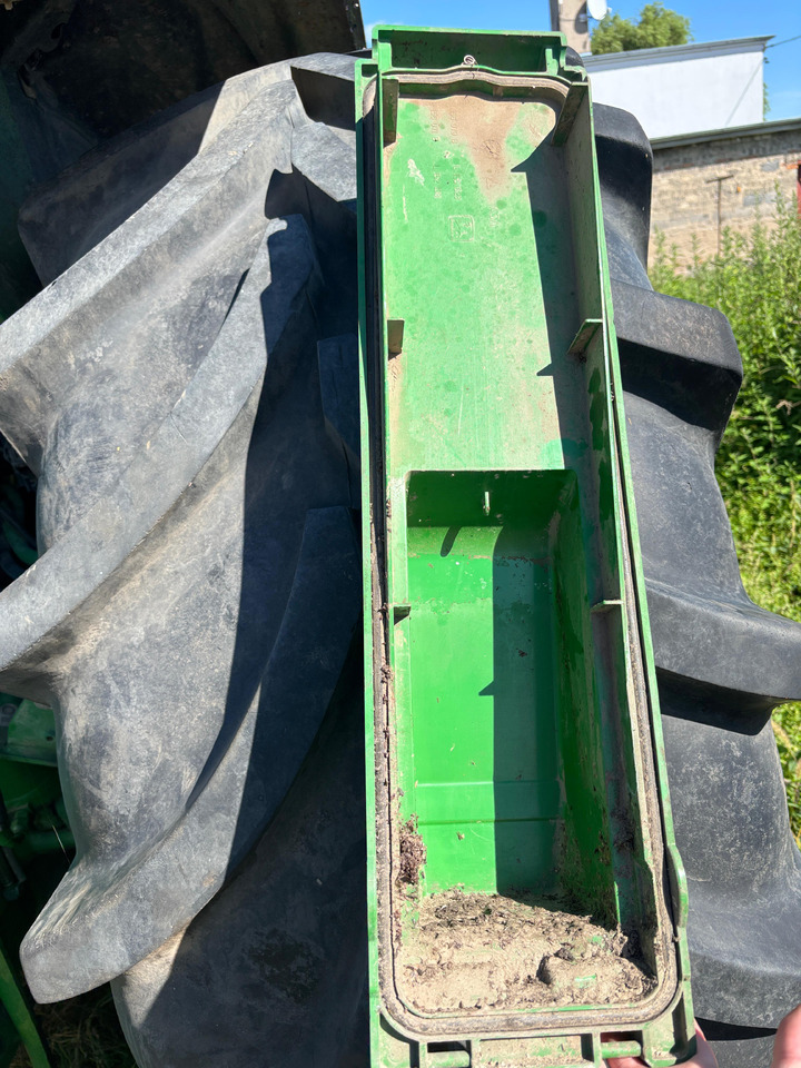 John Deere 6010 6200 6400 6510 Pokrywa obudowy filtra powietrza kabinowego AL153003 - Cabin filter for Agricultural machinery: picture 2 John Deere 6010 6200 6400 6510 Pokrywa obudowy filtra powietrza kabinowego AL153003 - Cabin filter for Agricultural machinery: picture 2