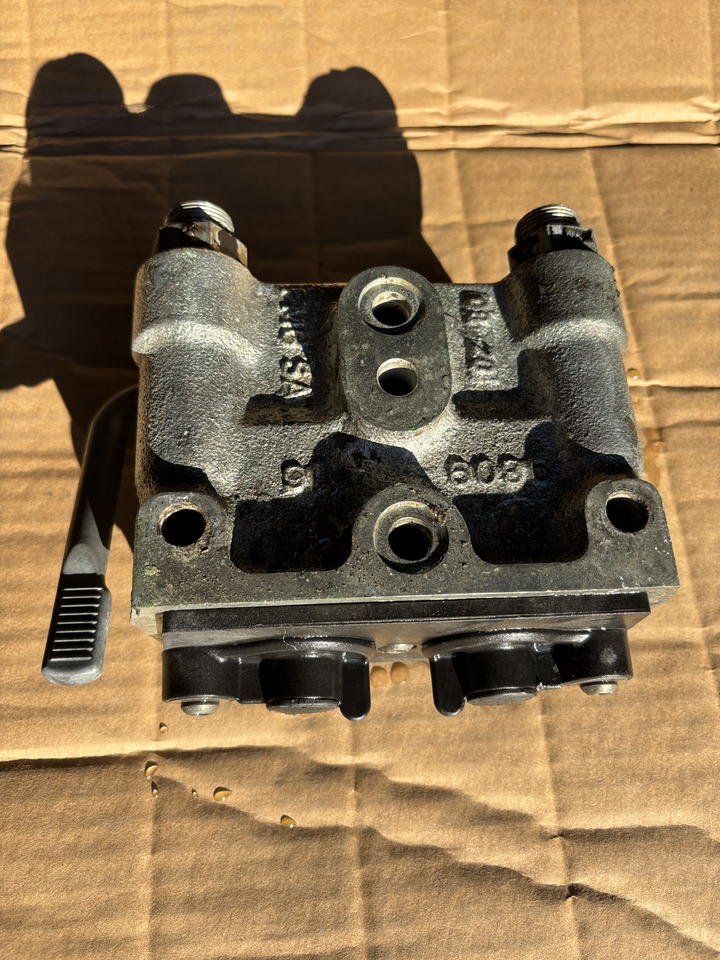 Massey Fergusson - zawór gniazdo hydrauliczne 3796260M1 ACP0307080 - Hydraulic valve for Agricultural machinery: picture 3 Massey Fergusson - zawór gniazdo hydrauliczne 3796260M1 ACP0307080 - Hydraulic valve for Agricultural machinery: picture 3