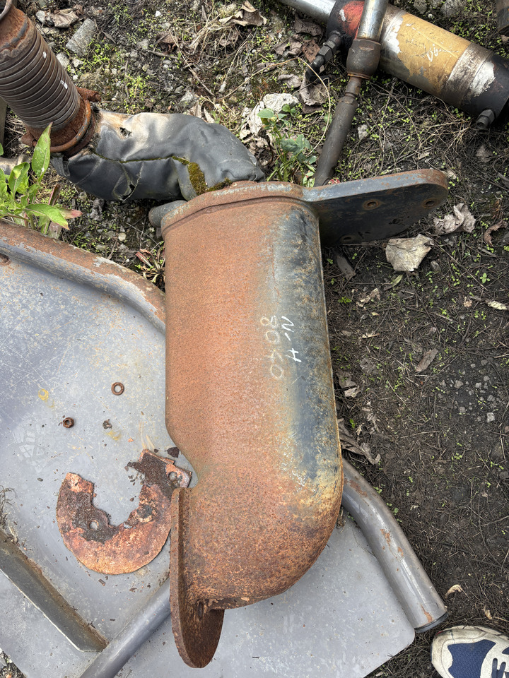 New Holland T8 - wspornik kolano tłumika 87588160 - Muffler for Agricultural machinery: picture 1 New Holland T8 - wspornik kolano tłumika 87588160 - Muffler for Agricultural machinery: picture 1