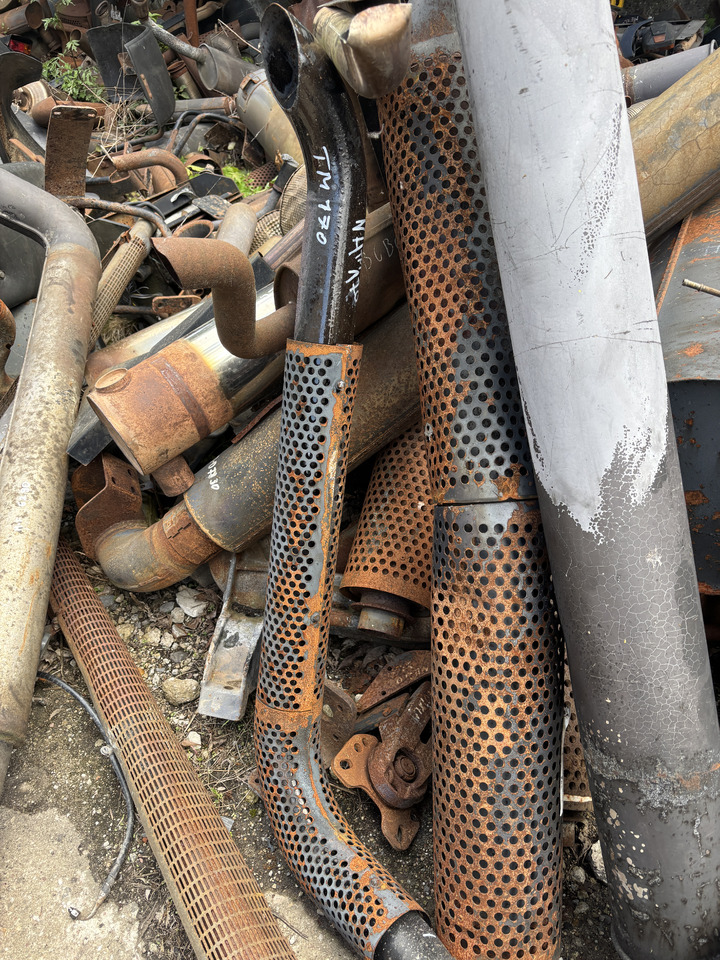 New Holland TM130 TM175 TM190 - tłumik wydech 82022974 - Exhaust pipe for Agricultural machinery: picture 1 New Holland TM130 TM175 TM190 - tłumik wydech 82022974 - Exhaust pipe for Agricultural machinery: picture 1