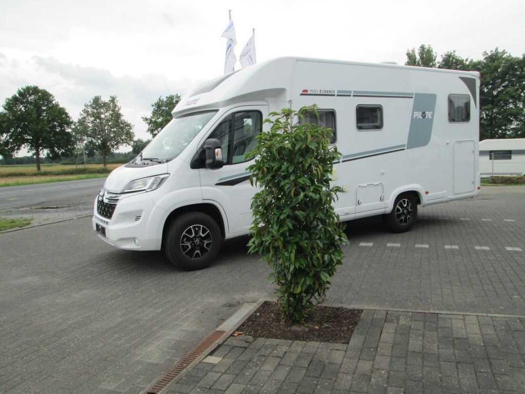 Pilote Pacific P690GJ Evidence Markise SAT Fahrradträge - Semi-integrated motorhome: picture 3 Pilote Pacific P690GJ Evidence Markise SAT Fahrradträge - Semi-integrated motorhome: picture 3