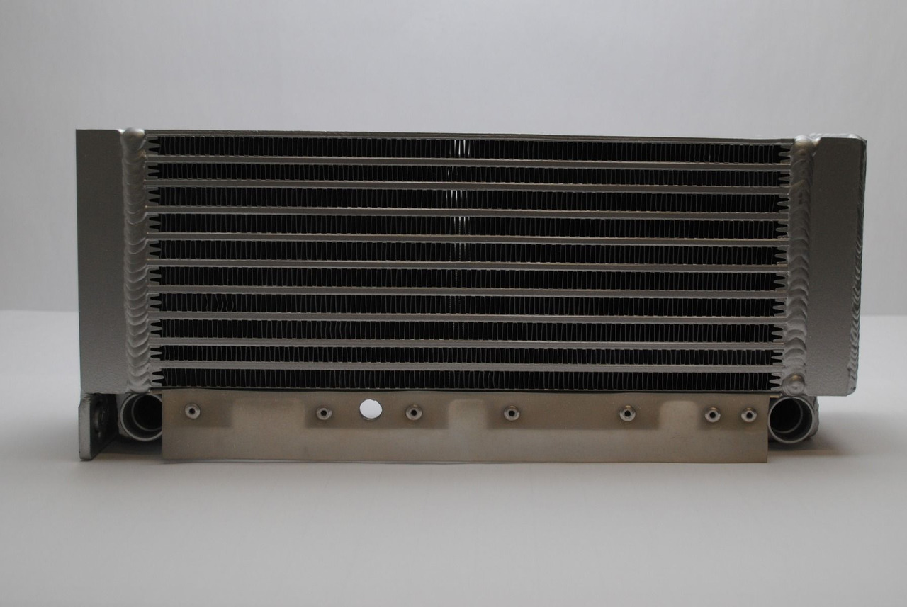 Oliekoeler 04102800 / 04281090 voor Deutz BF4L2011, D2011 L04 I, TD2011 - Oil cooler for Construction machinery: picture 3 Oliekoeler 04102800 / 04281090 voor Deutz BF4L2011, D2011 L04 I, TD2011 - Oil cooler for Construction machinery: picture 3