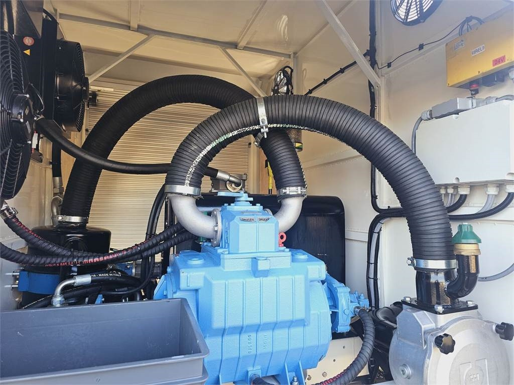 Vacuum truck Renault GAMA KANRO KOMBI 5000 WUKO FOR CHANNEL CLEANING: picture 12