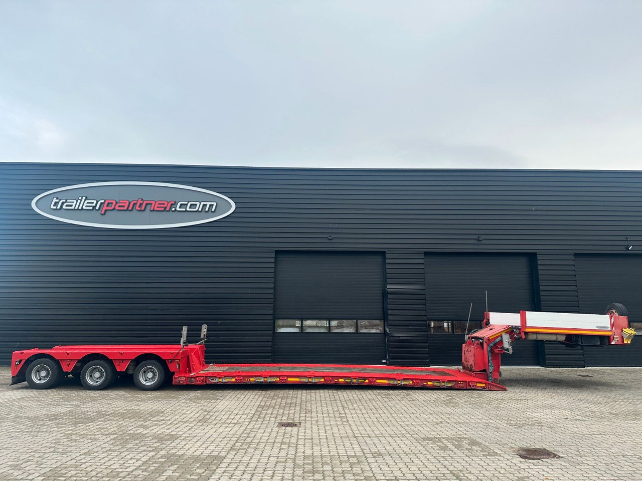 Faymonville 3 achs Tiefbett 300 mm Faymonville Megamax 3 achs Tiefbett 300 mm - Low loader semi-trailer: picture 1 Faymonville 3 achs Tiefbett 300 mm Faymonville Megamax 3 achs Tiefbett 300 mm - Low loader semi-trailer: picture 1